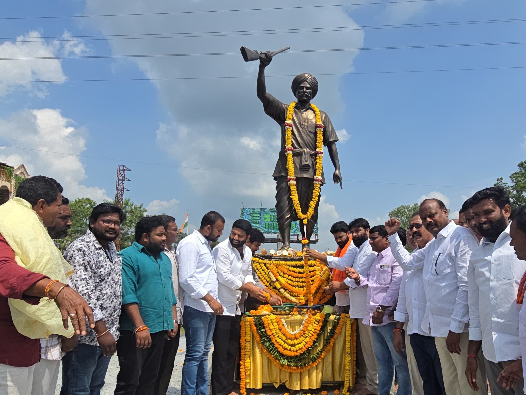 బీజేపీ ఆధ్వర్యంలో కొమరం భీమ్ వర్ధంతి