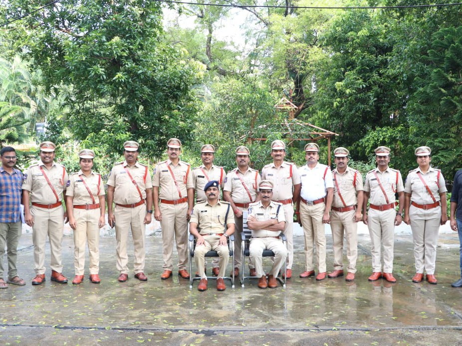 డీఎస్పీ కార్యాలయాన్ని సందర్శించిన జిల్లా ఎస్పీ