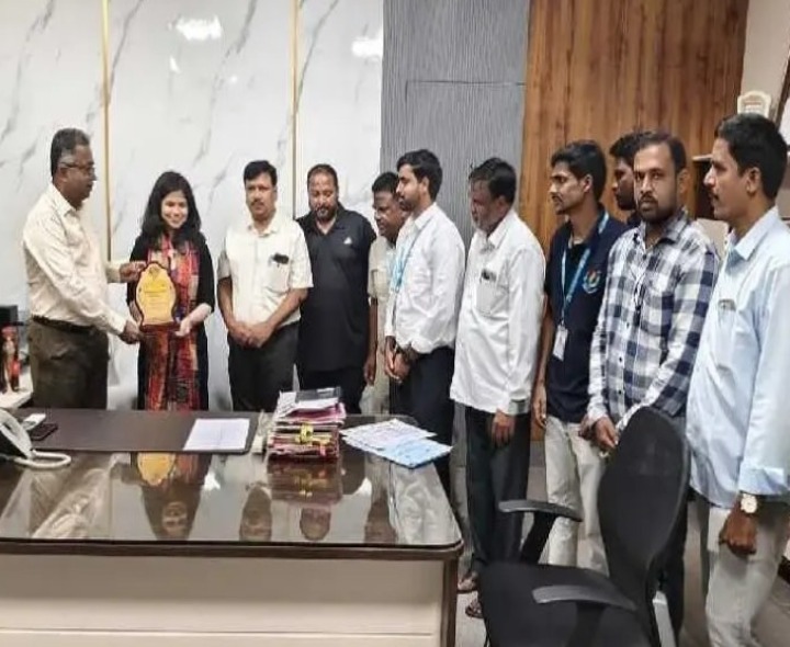 ప్రశంస పత్రం అందజేసిన జిల్లా అదనపు కలెక్టర్