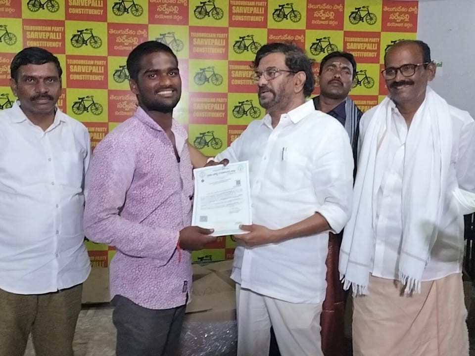 మూడేళ్ల తర్వాత సర్టిఫికెట్లు.. లబ్ధిదారుల్లో ఆనందం