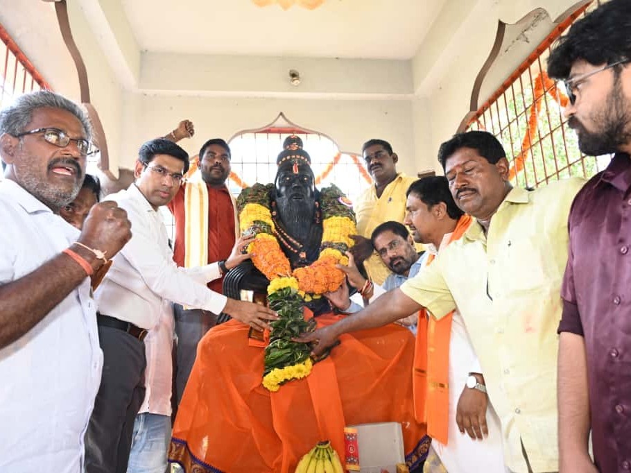 సంస్కృత సాహిత్యంలో పేరెన్నికగల కవి వాల్మీకి: కలెక్టర్