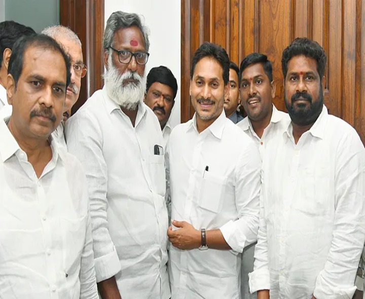 జగన్‌ను కలిసిన కాకినాడ మత్స్యకారులు