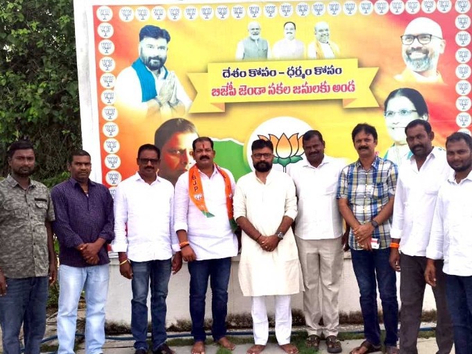 బీజేపీలో చేరిన కమ్మర్‌పల్లి వీడీసీ ఛైర్మన్