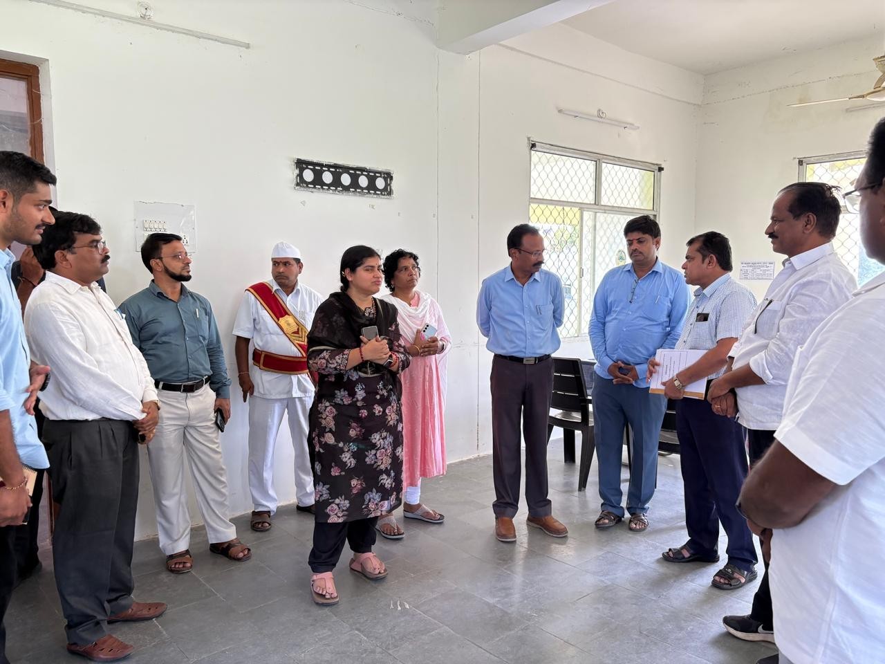 నామినేషన్ కేంద్రం ఏర్పాట్లను పరిశీలించిన కలెక్టర్