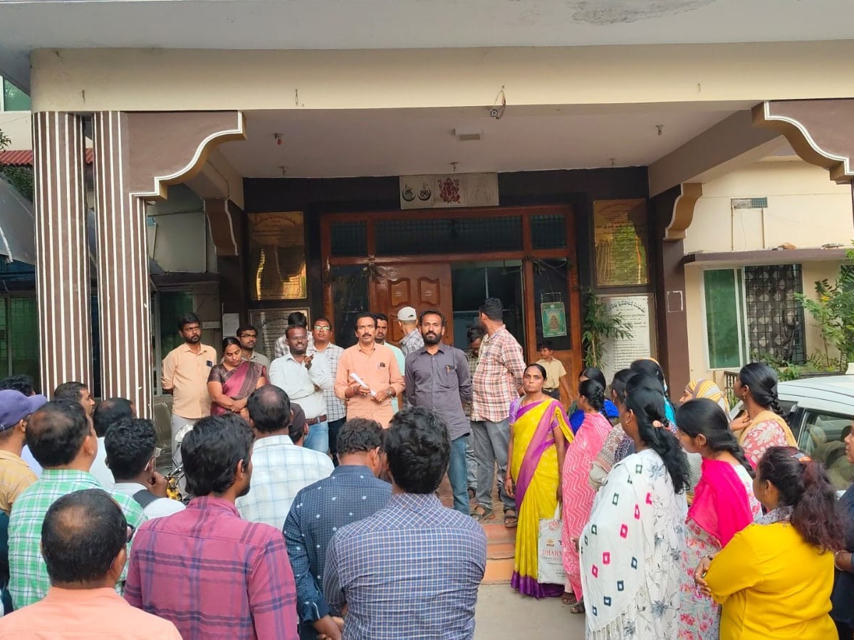 మున్సిపాలిటీ ఎదుట సచివాలయ ఉద్యోగుల ధర్నా