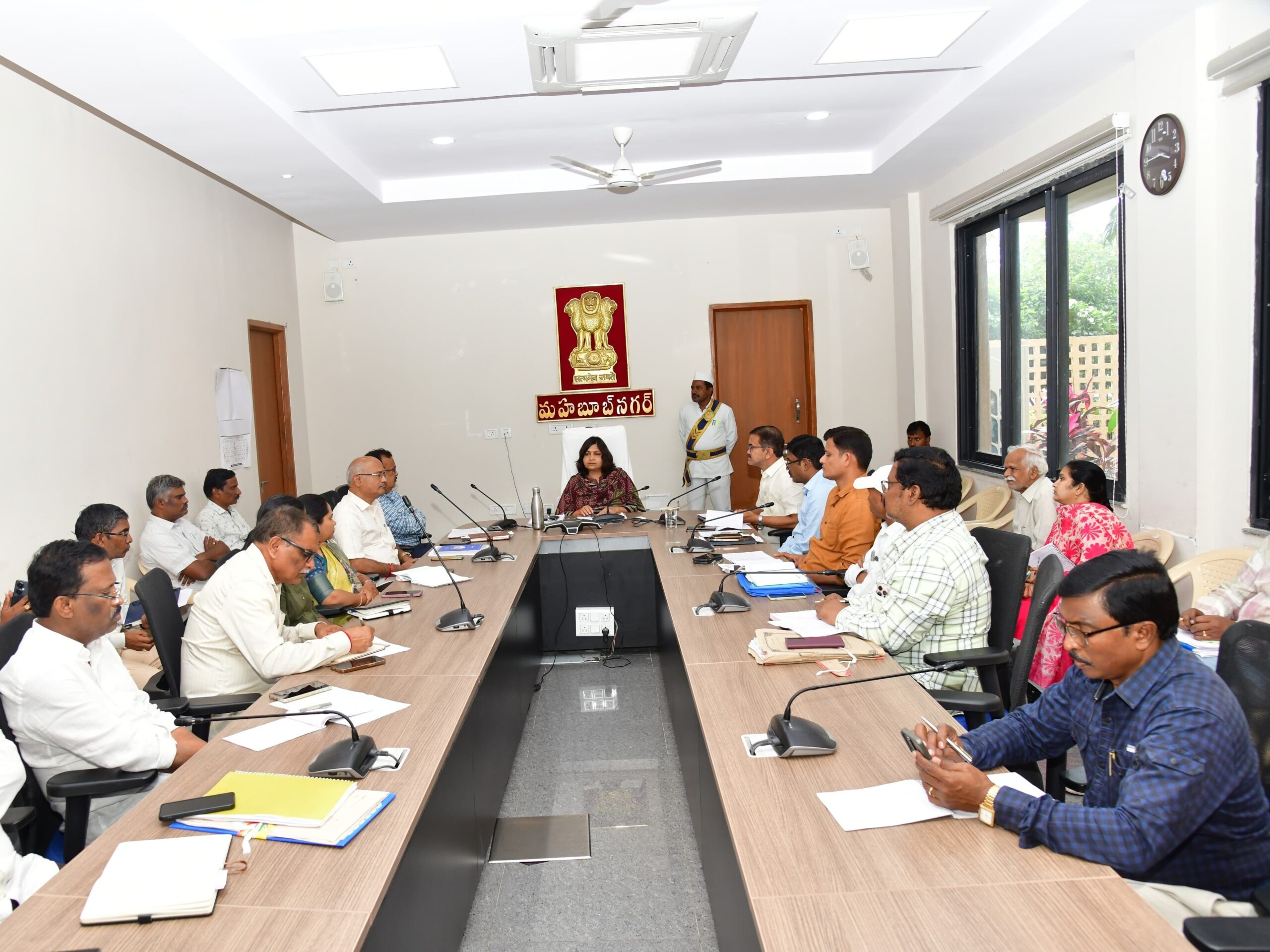 ‘భూ నిర్వాసితులకు ప్లాట్లను కేటాయించేలా చర్యలు తీసుకోవాలి’