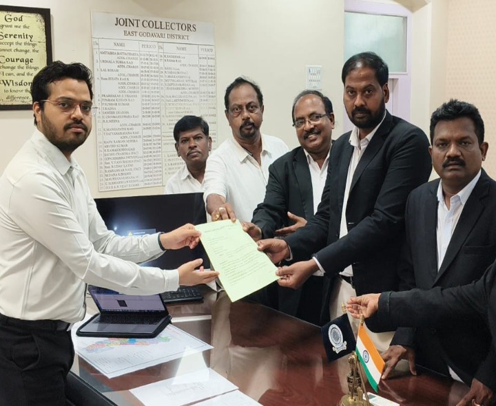 కాకినాడ జెసికి వినతిపత్రం అందించిన లాయర్లు