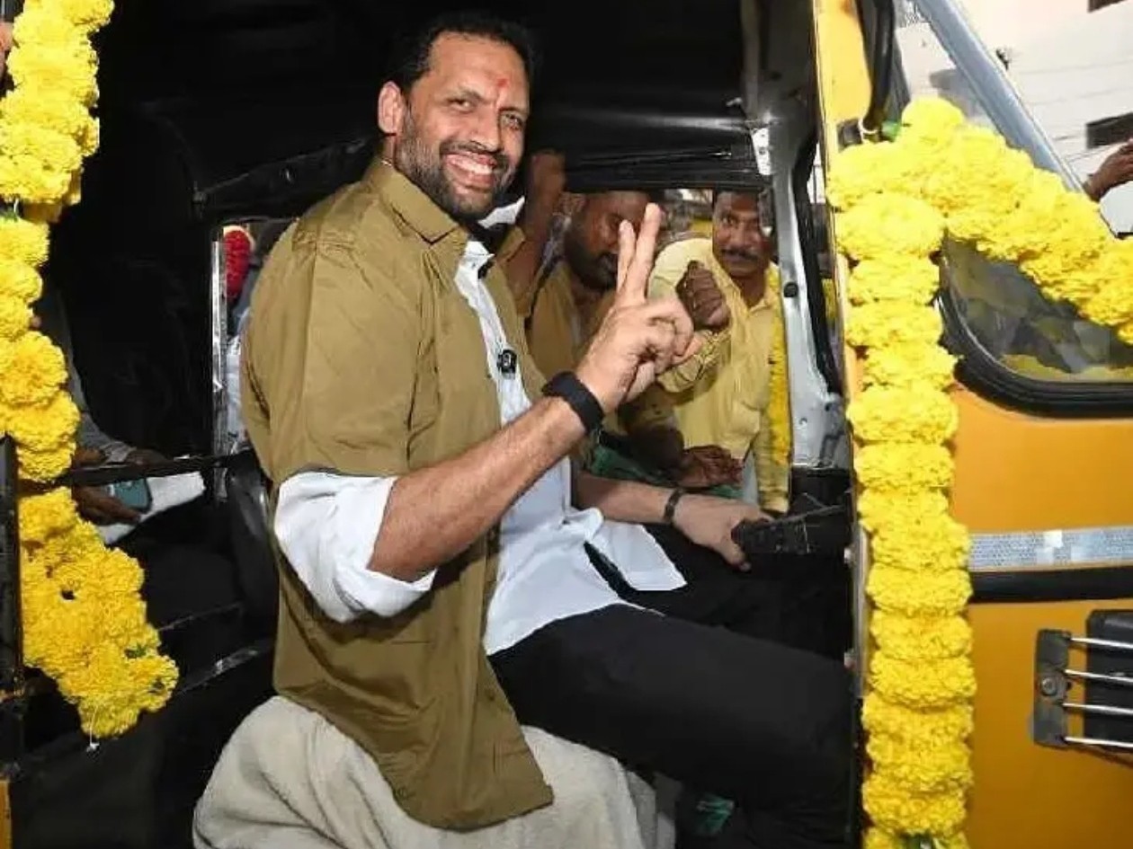 కర్నూలులో ఆటో నడిపిన మంత్రి