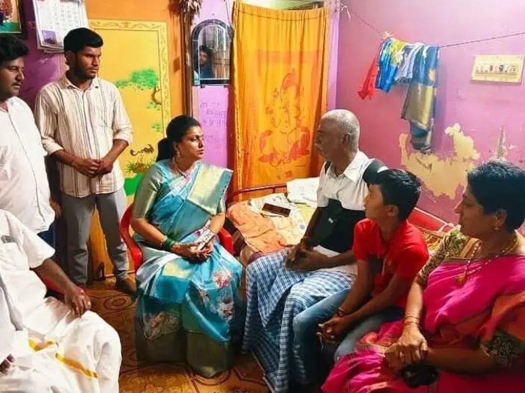 రాజారెడ్డిని పరామర్శించిన మాజీ మంత్రి రోజా