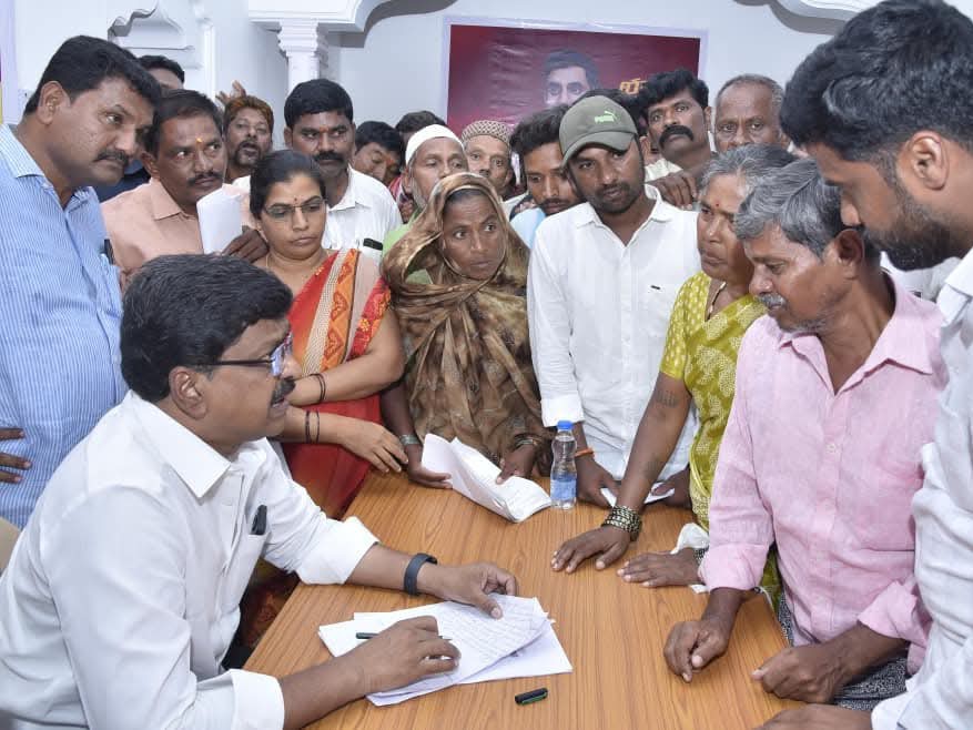 అర్జీలు స్వీకరించిన మంత్రి పయ్యావుల కేశవ్