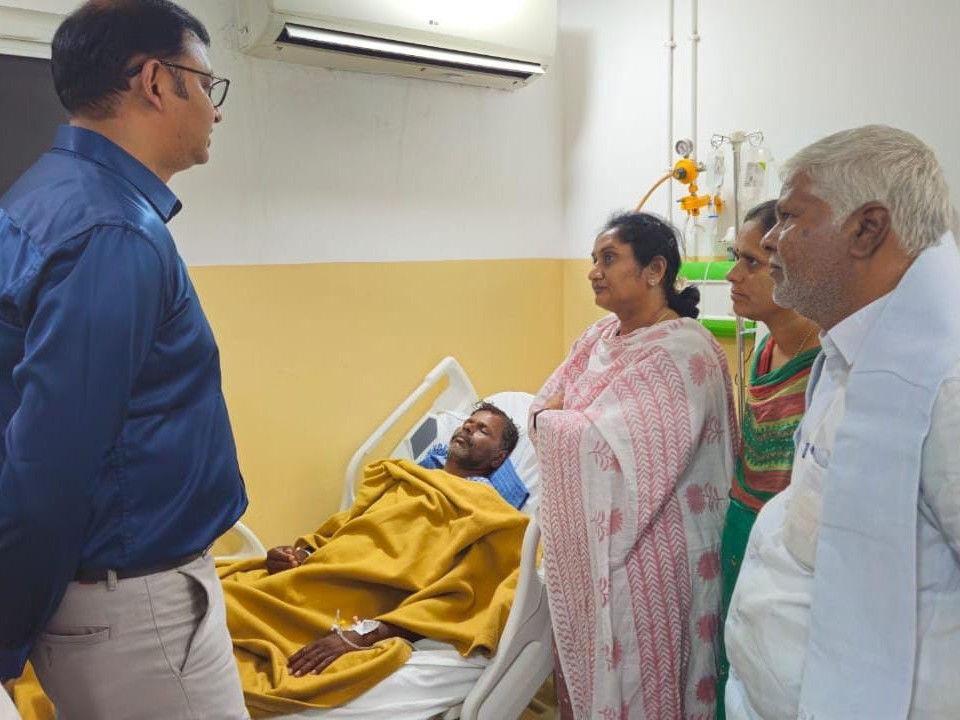 దాడికి గురైన వ్యక్తిని పరామర్శించిన మంత్రి