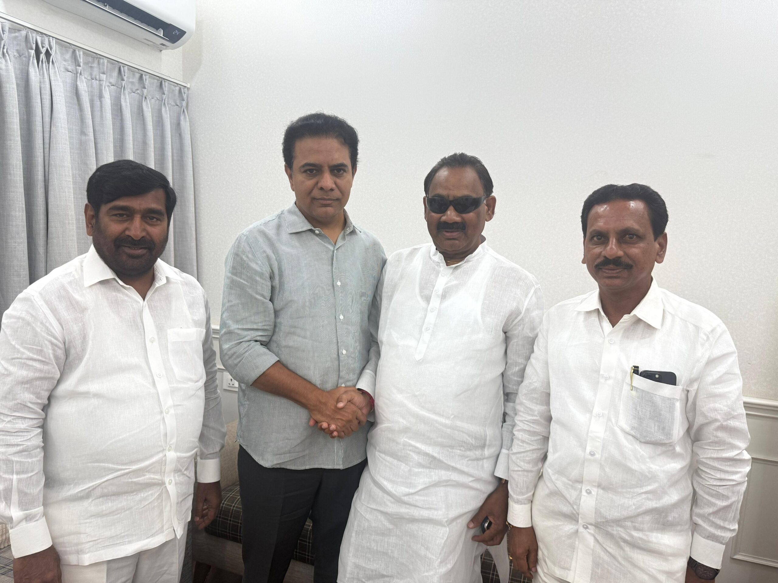 కేటీఆర్‌ను కలిసిన జిల్లా నాయకులు