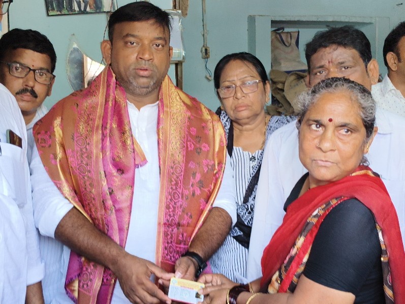 స్మార్ట్ రేషన్ కార్డులను పంపిణీ చేసిన ఫిరోజ్
