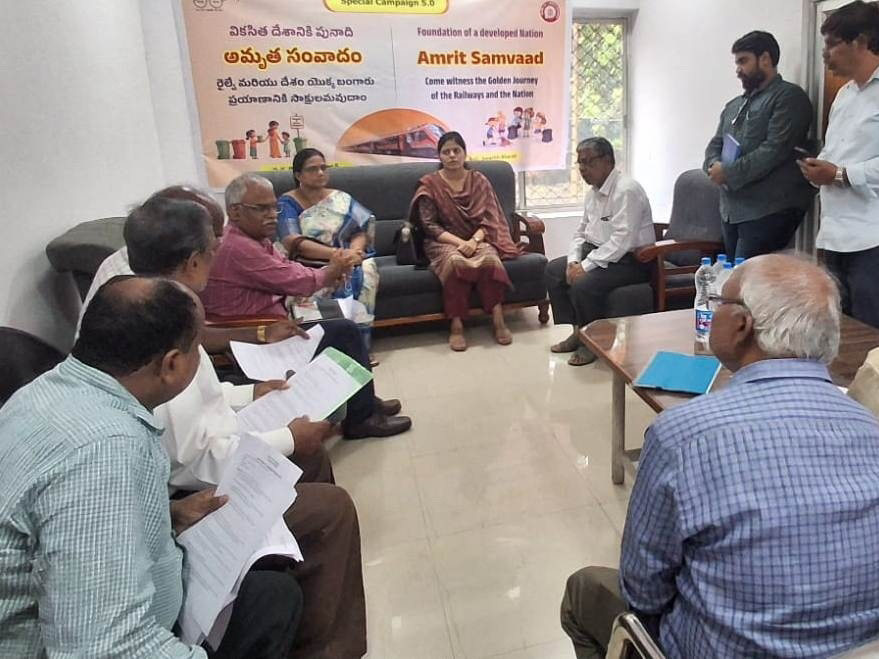 దువ్వాడలో రైల్వే డీసీఎం పర్యటన