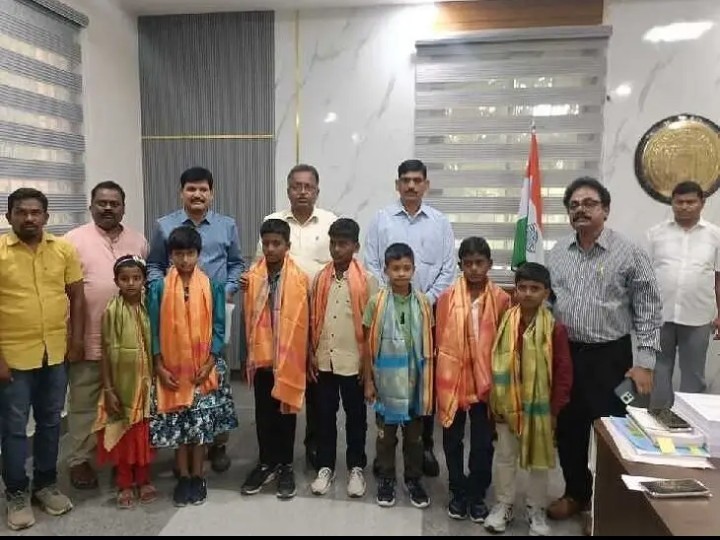 విద్యార్థులను అభినందించిన జిల్లా అదనపు కలెక్టర్