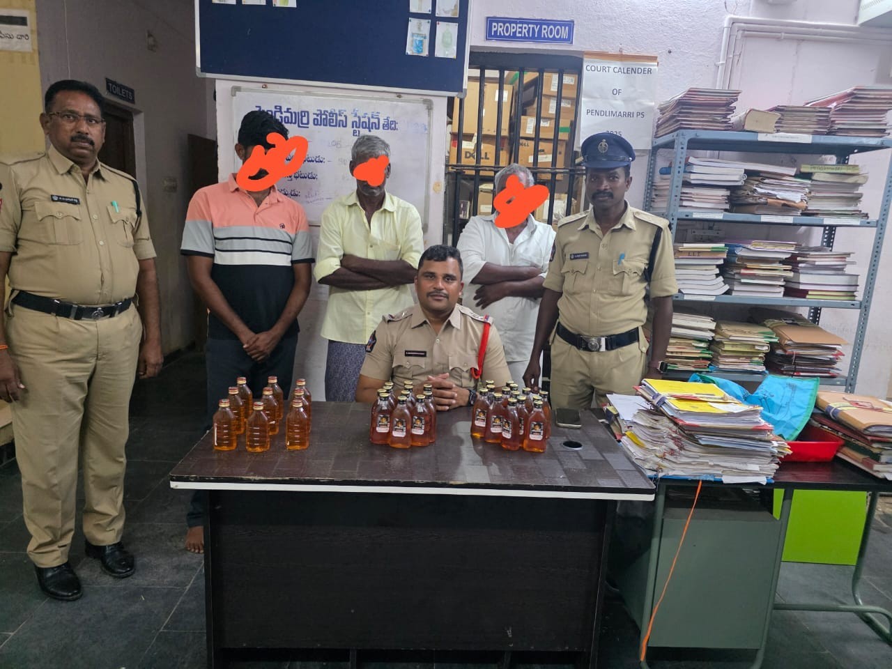 పెండ్లిమర్రిలో అక్రమ మద్యం సీసాల స్వాధీనం