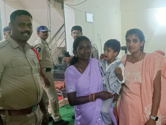 తప్పిపోయిన బాలుడిని తల్లికి అప్పజెప్పిన పోలీసులు