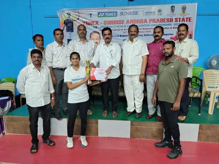 బహుమతులు అందజేసిన ఎమ్మెల్యే