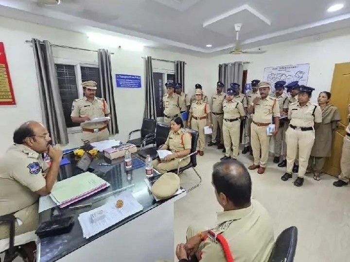 పోలీస్ స్టేషన్‌ను సందర్శించిన ఏసీపీ