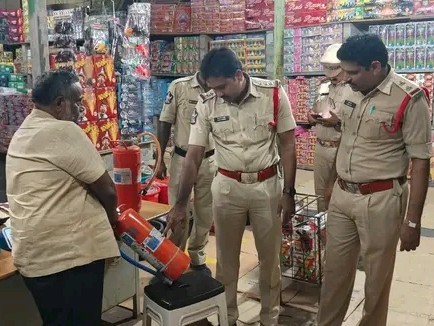బాణాసంచా దుకాణాల కేంద్రాలను పరిశీలించిన సీఐ