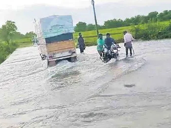 భారీ వర్షంతో రాకపోకలు బంద్‌