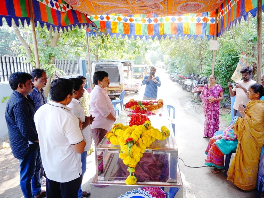 మాజీ మున్సిపల్ కౌన్సిలర్ పార్థివ దేహానికి మంత్రి నివాళి
