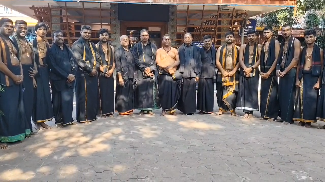 అయ్యప్ప దీక్ష చేపట్టిన భక్తులు