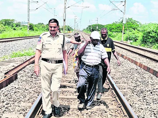 రైలు నుండి జారిపడి వ్యక్తి మృతి