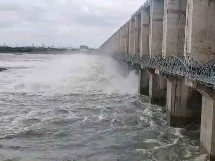 జూరాలకు తగ్గిన వరద.. 6 గేట్లు ఎత్తివేత
