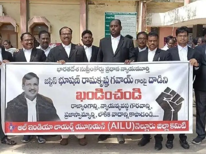 జిల్లా కోర్టు ఆవరణలో న్యాయవాదుల నిరసన