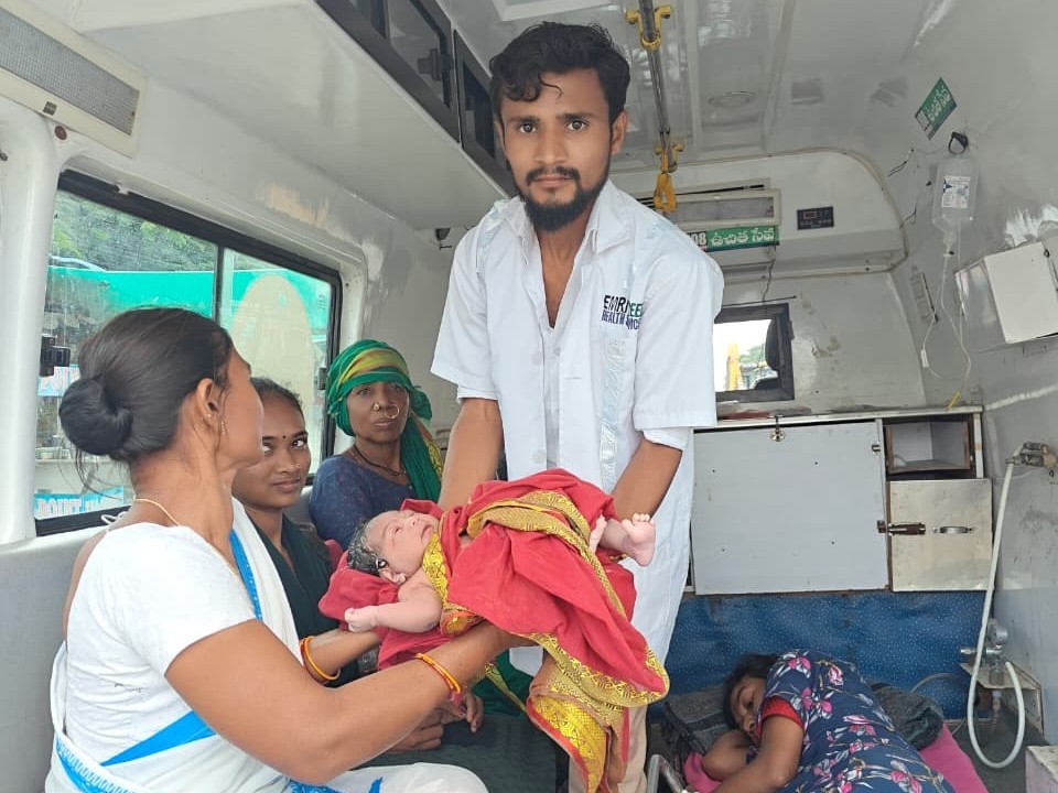 అంబులెన్స్ లోనే బిడ్డకు జన్మనిచ్చిన మహిళ