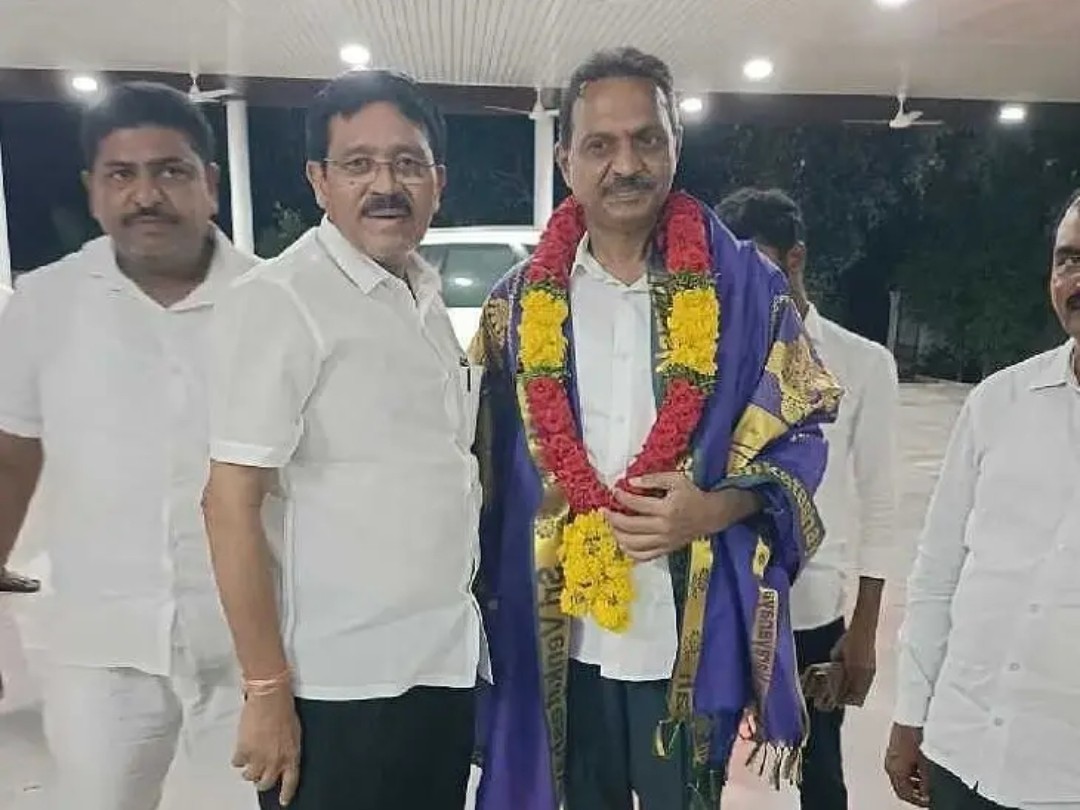 మేకపాటిని కలిసిన వైసీపీ రాష్ట్ర ప్రధాన కార్యదర్శి