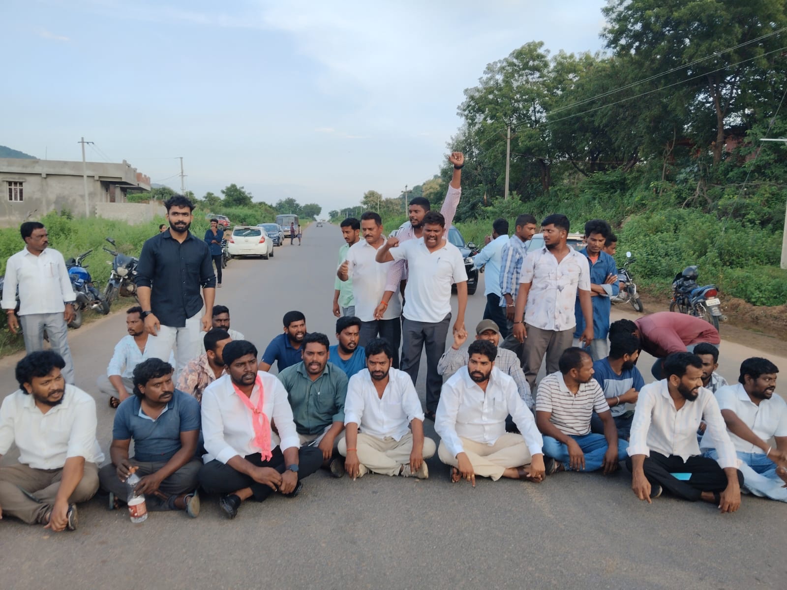 విద్యార్థి మృతికి న్యాయం చేయాలని BRS నాయకుల ధర్నా
