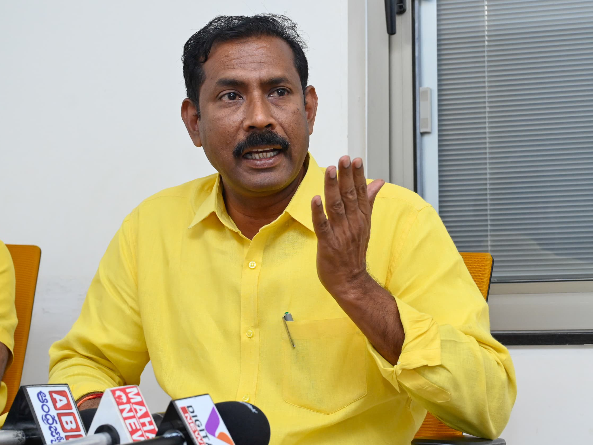 ‘జ‌గ‌న్ స్టోరీలు వినే స్థితిలో ప్ర‌జ‌లు లేరు’