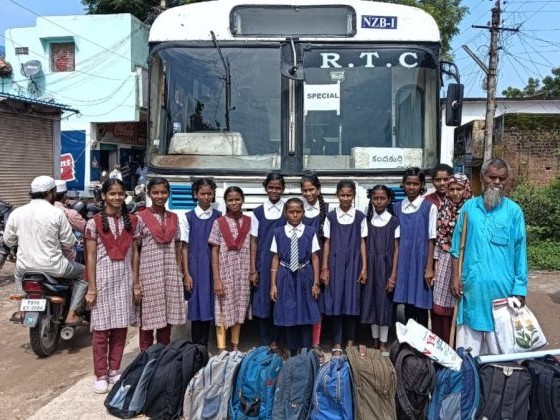 బస్సును అడ్డుకున్న విద్యార్థులు