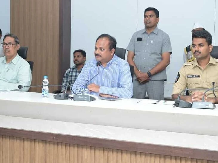 బాణసంచా గోడౌన్లలో భద్రత తప్పనిసరి: కలెక్టర్