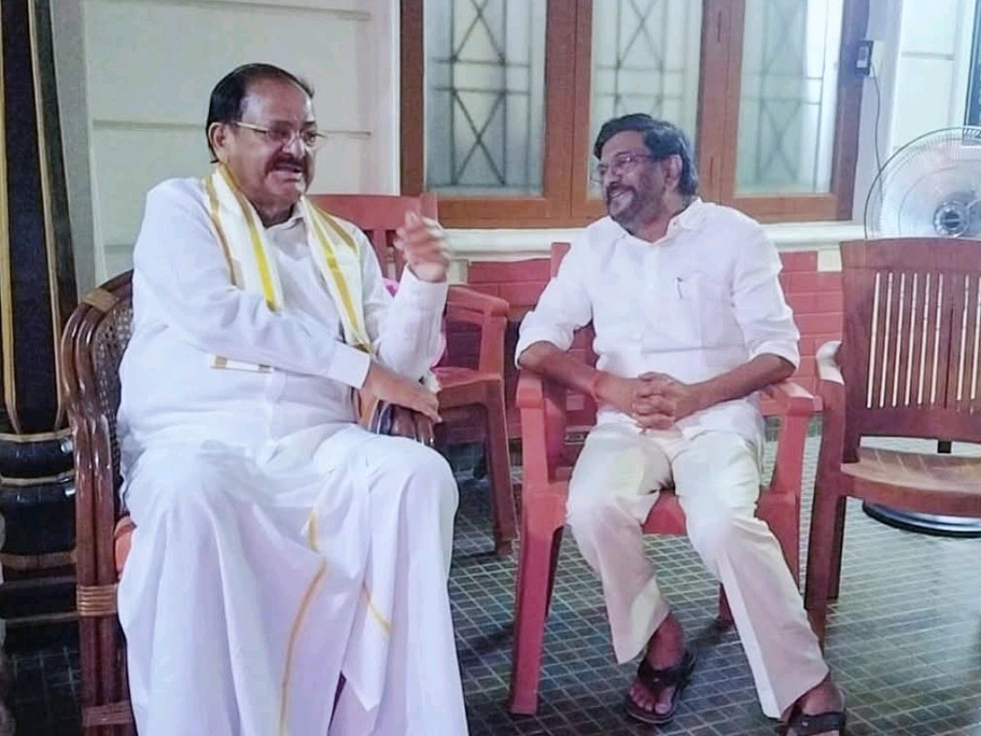 మాజీ ఉపరాష్ట్రపతితో భేటీ అయిన ఎమ్మేల్యే