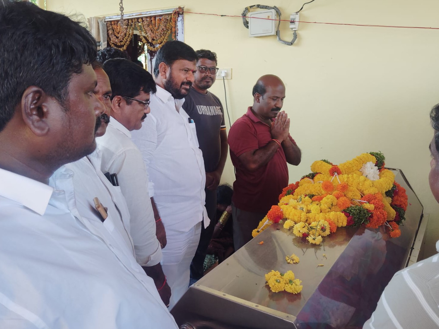 మాజీ వార్డు సభ్యుడు మృతి… మాజీ ఎమ్మెల్యే నివాళి