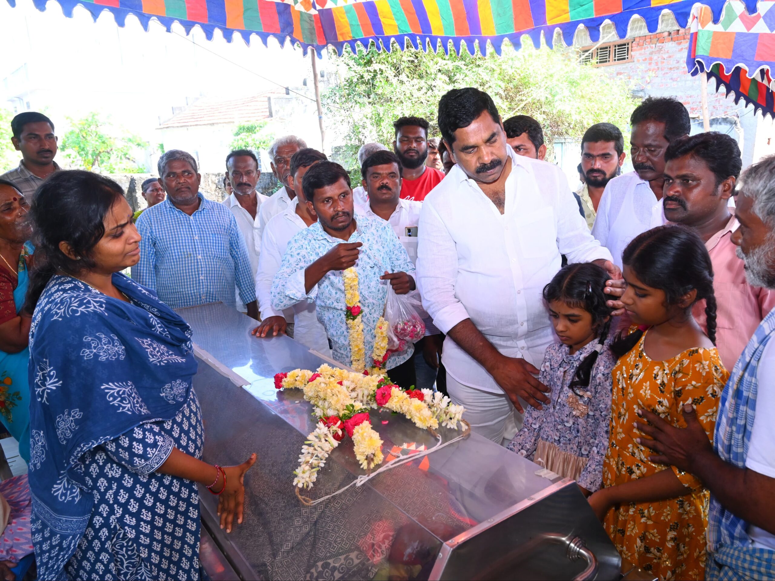 మార్కెట్ డైరెక్టర్ కుటుంబాన్ని పరామర్శించిన MLA నాగరాజు