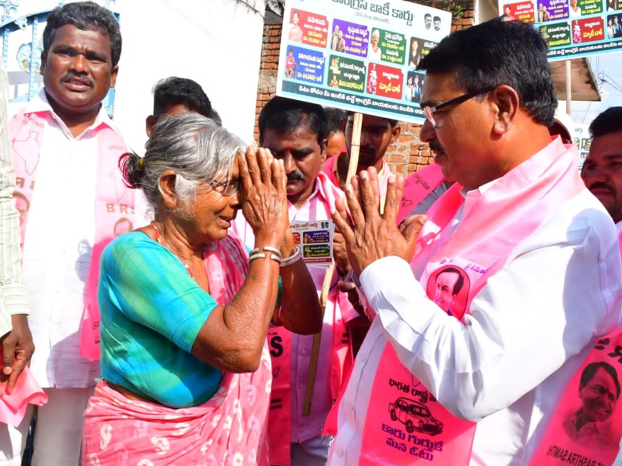 బాకీ కార్డుల పంపిణీకి ప్రజల అనూహ్య స్పందన: మాజీమంత్రి