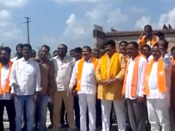 మాధవనగర్​ రైల్వేగేట్​ వద్ద బీజేపీ శ్రేణుల ఆందోళన