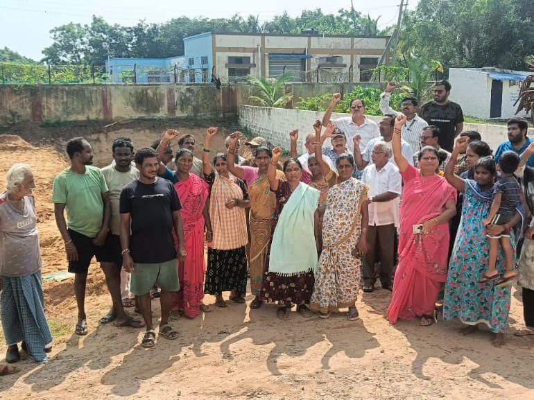 సెల్ టవర్ వద్దంటూ కాలనీవాసులు నిరసన