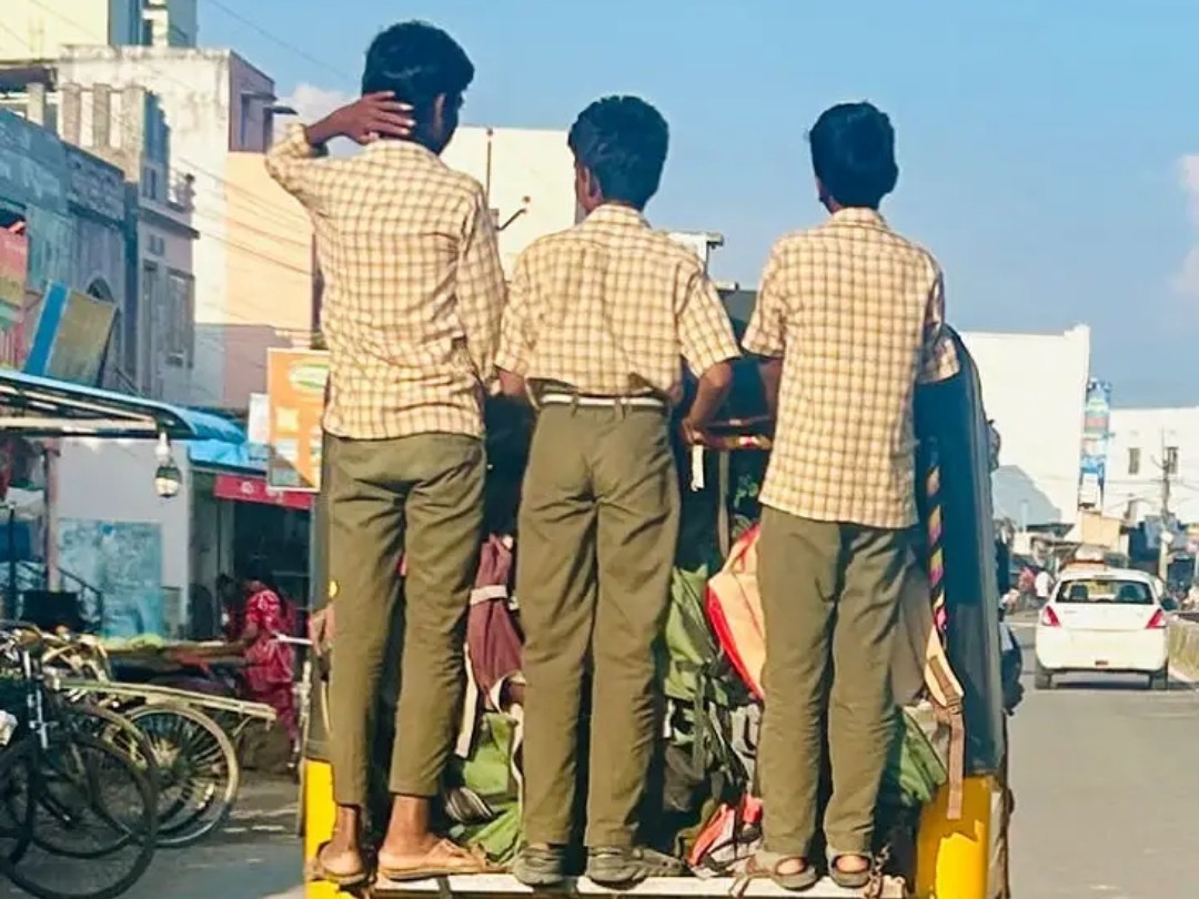 ఫిరంగిపురంలో ప్రమాదకరంగా ఆటో ప్రయాణం
