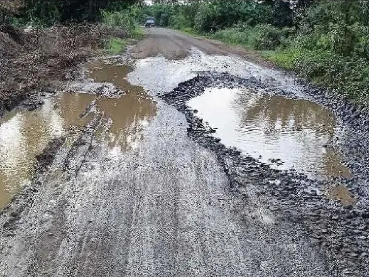 నాగారం నుంచి పరిగి రోడ్డుపై గుంతలు