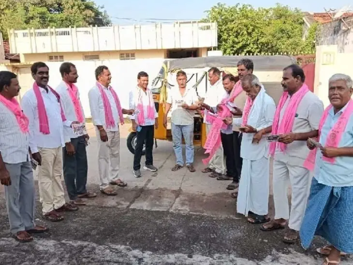 పత్తిపాకలో కాంగ్రెస్ బాకీ కార్డుల పంపిణీ