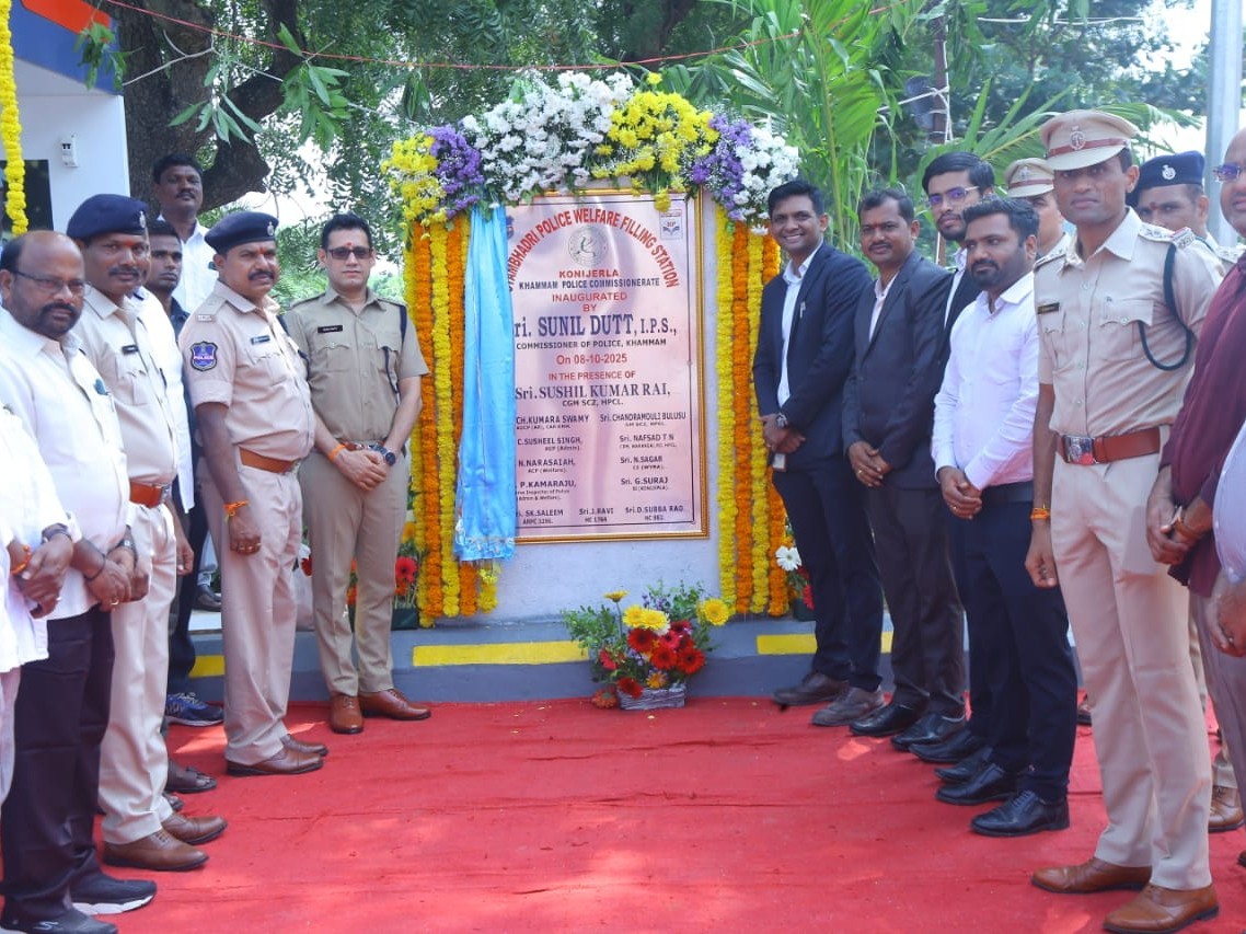 పెట్రోల్ బంకును ప్రారంభించిన కమిషనర్