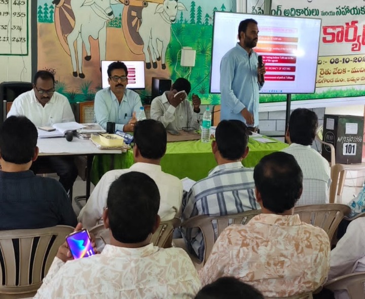 పారదర్శకంగా విధులు నిర్వహించాలి: ఎన్నికల అధికారి