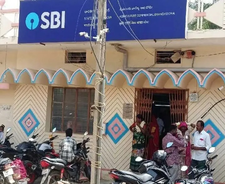 ‘సరైన సిబ్బంది లేక ప్రజలు గంటల తరబడి క్యూ లైన్’