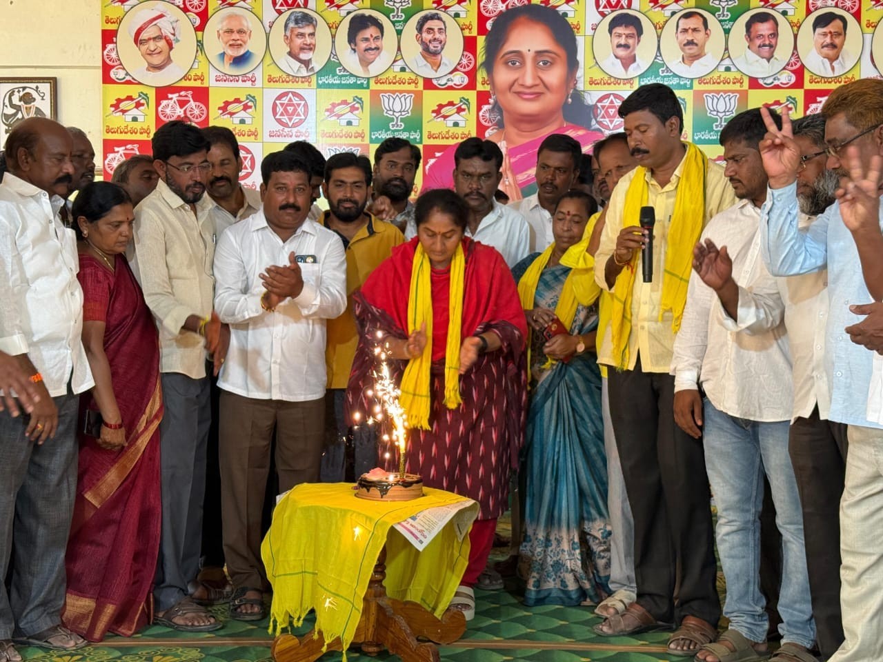పెనుకొండలో టీడీపీ నాయకుల సంబరాలు
