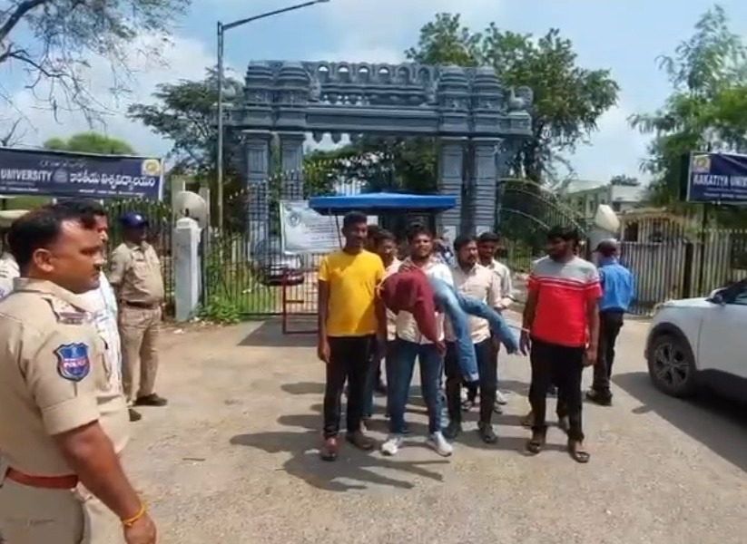 మంత్రి దిష్టిబొమ్మ దహనానికి యత్నం